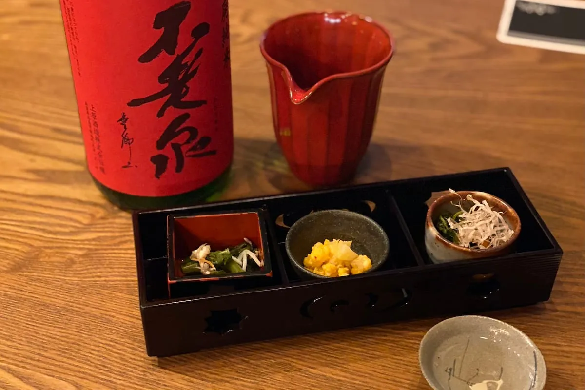 Red katakuchi (sake vessel used for pouring sake) matches well with the label of the sake.